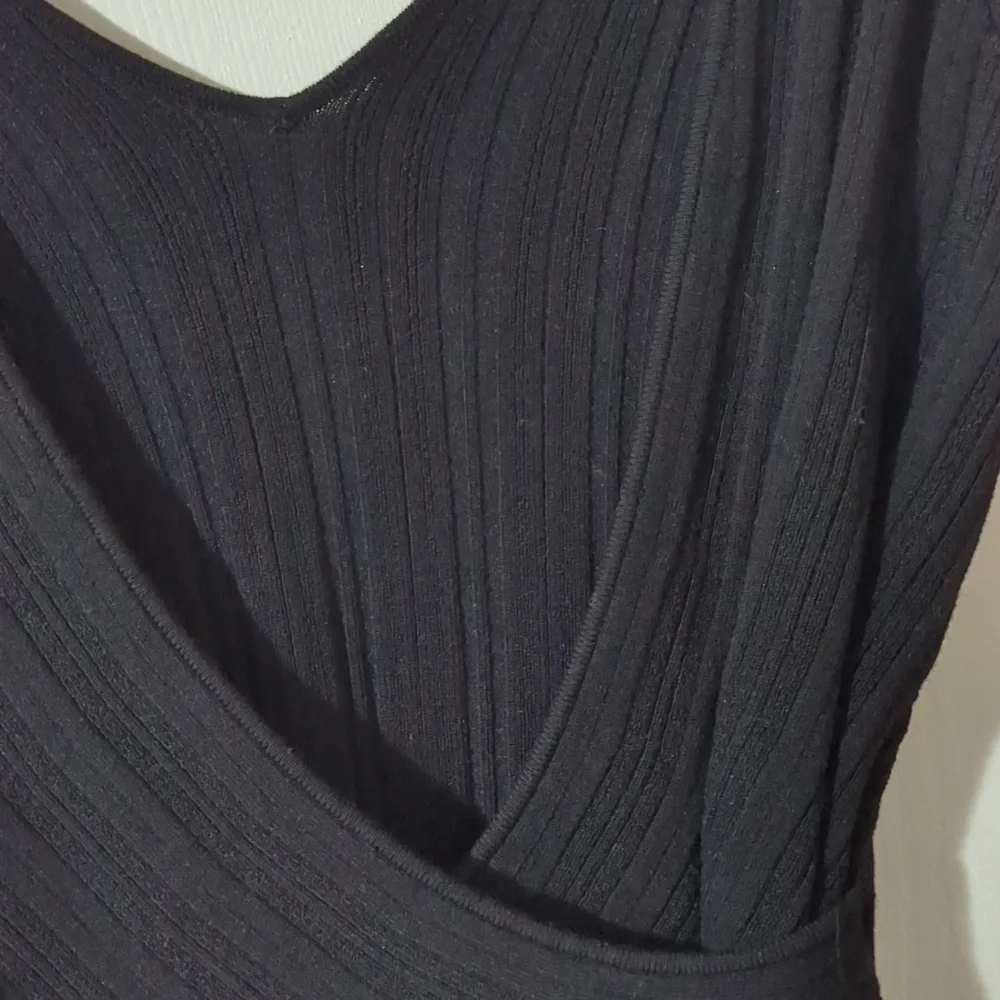 GUESS Ribbed V-Neck Low Back Sweater - Picture 3 of 5